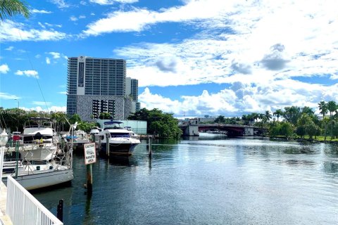 Condo in Miami, Florida, 2 bedrooms  № 1889619 - photo 1