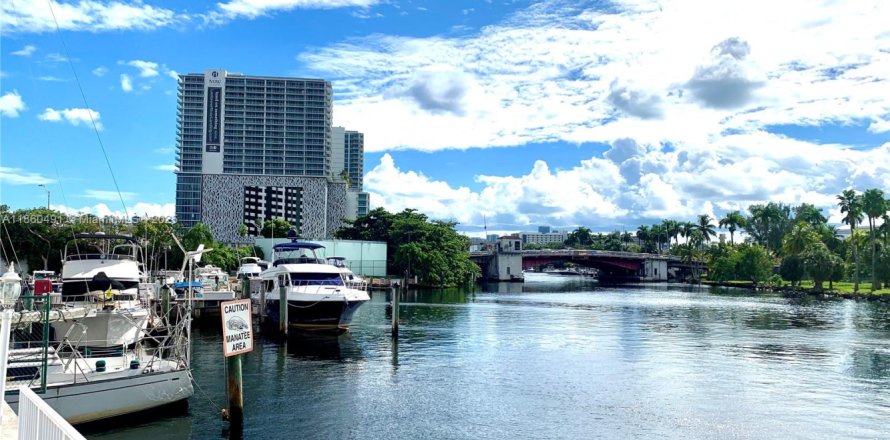 Condo in Miami, Florida, 2 bedrooms  № 1889619