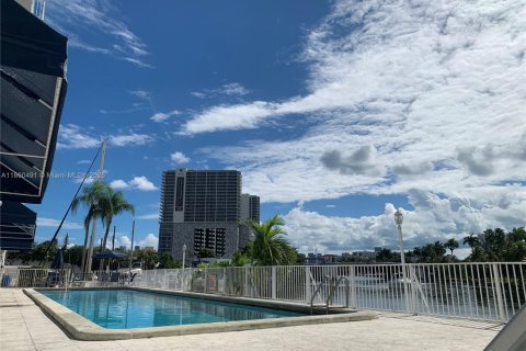 Condo in Miami, Florida, 2 bedrooms  № 1889619 - photo 4