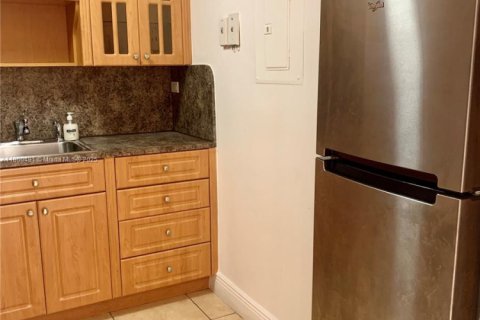 Condo in Miami, Florida, 2 bedrooms  № 1889619 - photo 16