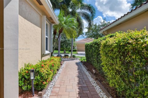 House in Weston, Florida 3 bedrooms, 246.38 sq.m. № 1925071 - photo 11