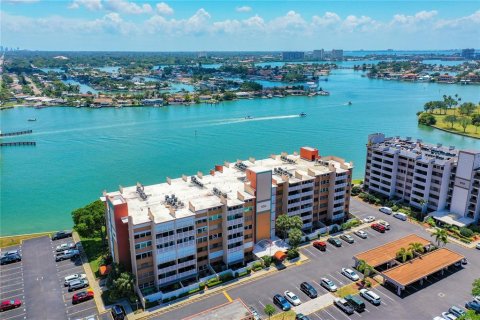 Condominio en venta en Treasure Island, Florida, 2 dormitorios, 121.52 m2 № 1545337 - foto 1