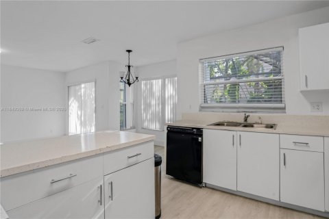 Casa en venta en Pembroke Pines, Florida, 4 dormitorios, 205.59 m2 № 1852255 - foto 10