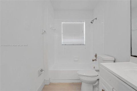 Casa en venta en Pembroke Pines, Florida, 4 dormitorios, 205.59 m2 № 1852255 - foto 19