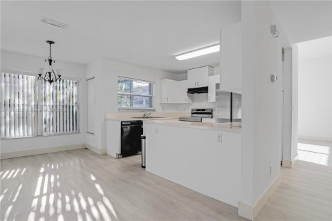 Casa en venta en Pembroke Pines, Florida, 4 dormitorios, 205.59 m2 № 1852255 - foto 14