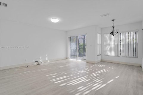 Casa en venta en Pembroke Pines, Florida, 4 dormitorios, 205.59 m2 № 1852255 - foto 16