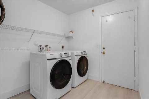 Casa en venta en Pembroke Pines, Florida, 4 dormitorios, 205.59 m2 № 1852255 - foto 22