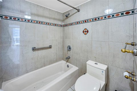 Condo in Miami Beach, Florida, 1 bedroom № 1983802 - photo 17
