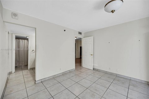 Condo in Miami Beach, Florida, 1 bedroom № 1983802 - photo 13
