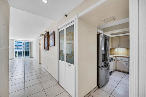 Condo in Miami Beach, Florida, 1 bedroom № 1983802 - photo 3