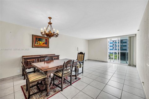 Condo in Miami Beach, Florida, 1 bedroom № 1983802 - photo 23