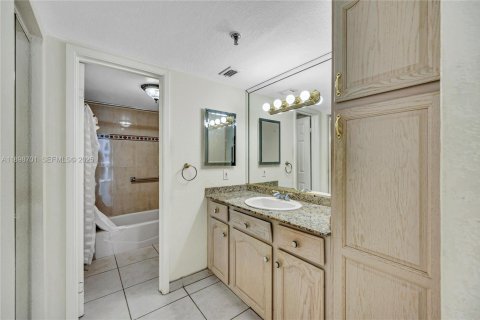 Condo in Miami Beach, Florida, 1 bedroom № 1983802 - photo 14