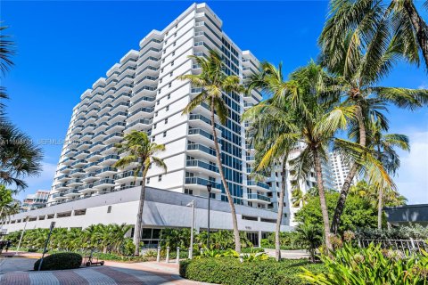 Condo in Miami Beach, Florida, 1 bedroom № 1983802 - photo 12