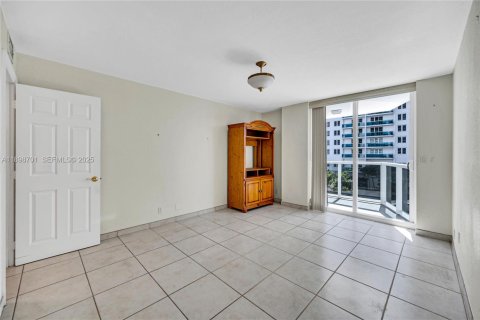 Condo in Miami Beach, Florida, 1 bedroom № 1983802 - photo 21