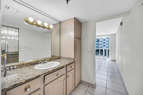 Condo in Miami Beach, Florida, 1 bedroom № 1983802 - photo 8