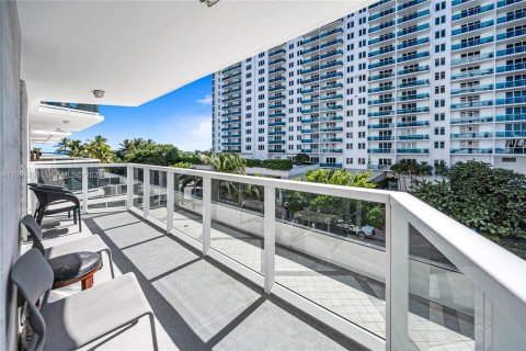 Condo in Miami Beach, Florida, 1 bedroom № 1983802 - photo 2