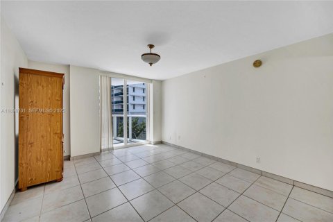 Condo in Miami Beach, Florida, 1 bedroom № 1983802 - photo 19