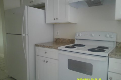 Townhouse in Kissimmee, Florida 2 bedrooms, 99.03 sq.m. № 2284135 - photo 13