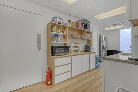 Propiedad comercial en venta en West Palm Beach, Florida № 2346174 - foto 19