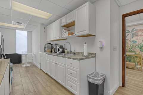 Propiedad comercial en venta en West Palm Beach, Florida № 2346174 - foto 20