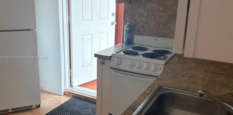 Immobilier commercial à Miami, Floride 1 chambre, 136.75 m2 № 1825763