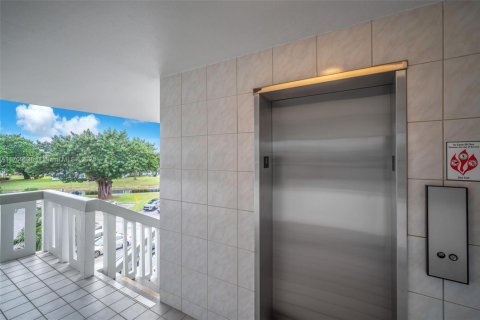 Condo in Deerfield Beach, Florida, 1 bedroom  № 1715305 - photo 19