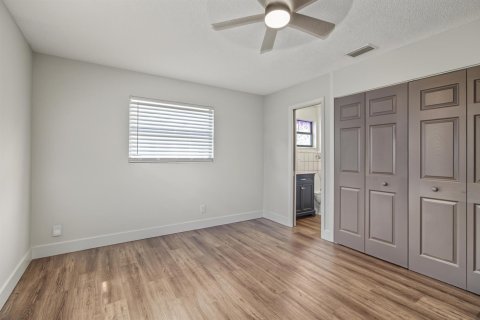 House in Vero Beach, Florida 3 bedrooms, 123.1 sq.m. № 2400517 - photo 14