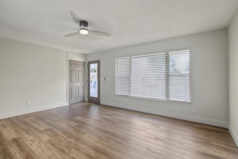 House in Vero Beach, Florida 3 bedrooms, 123.1 sq.m. № 2400517 - photo 3