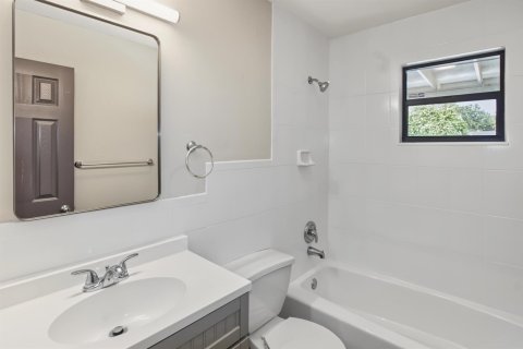 House in Vero Beach, Florida 3 bedrooms, 123.1 sq.m. № 2400517 - photo 19