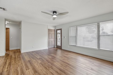 House in Vero Beach, Florida 3 bedrooms, 123.1 sq.m. № 2400517 - photo 13