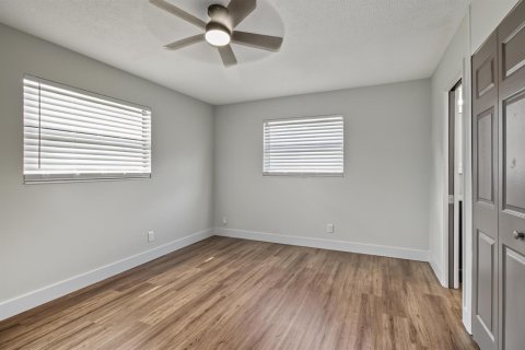 House in Vero Beach, Florida 3 bedrooms, 123.1 sq.m. № 2400517 - photo 18