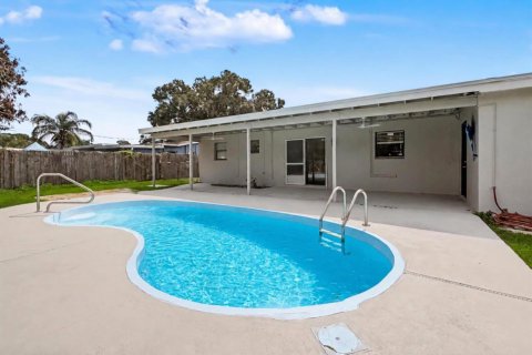 House in Vero Beach, Florida 3 bedrooms, 123.1 sq.m. № 2400517 - photo 2