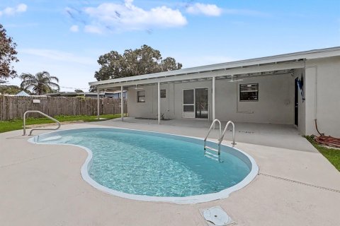 House in Vero Beach, Florida 3 bedrooms, 123.1 sq.m. № 2400517 - photo 24
