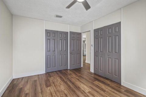 House in Vero Beach, Florida 3 bedrooms, 123.1 sq.m. № 2400517 - photo 16
