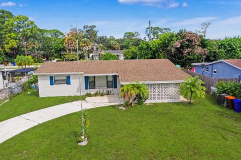House in Vero Beach, Florida 3 bedrooms, 123.1 sq.m. № 2400517