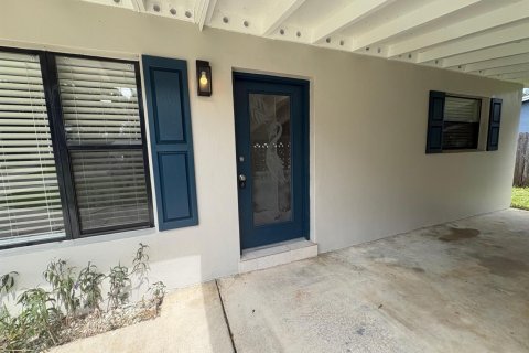 House in Vero Beach, Florida 3 bedrooms, 123.1 sq.m. № 2400517 - photo 25