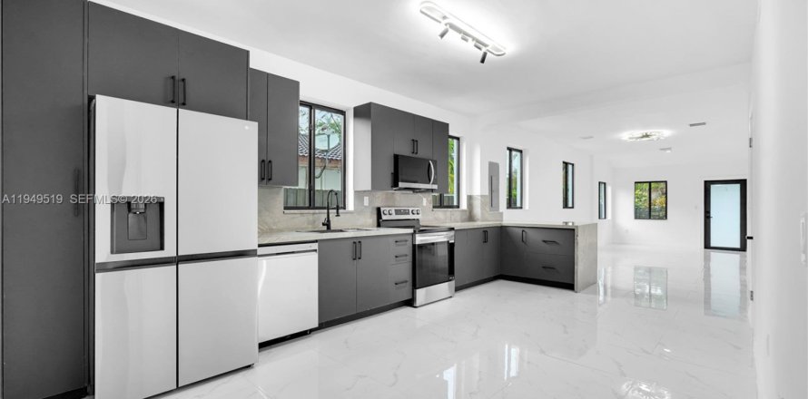 Дом в Майами, Флорида 6 спален, 246.75м2 № 2005278