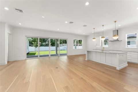 House in Orlando, Florida 4 bedrooms, 297.1 sq.m. № 1837342 - photo 14