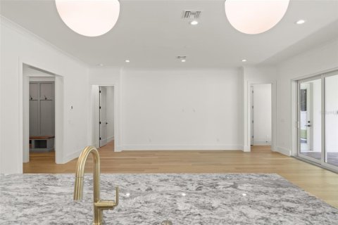 House in Orlando, Florida 4 bedrooms, 297.1 sq.m. № 1837342 - photo 8