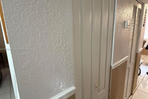 Condominio en venta en Hialeah, Florida, 3 dormitorios, 120.4 m2 № 2046007 - foto 11