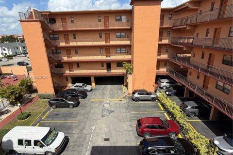 Condominio en venta en Hialeah, Florida, 3 dormitorios, 120.4 m2 № 2046007 - foto 5