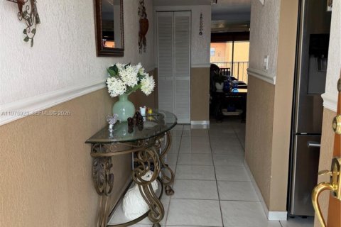 Condominio en venta en Hialeah, Florida, 3 dormitorios, 120.4 m2 № 2046007 - foto 9