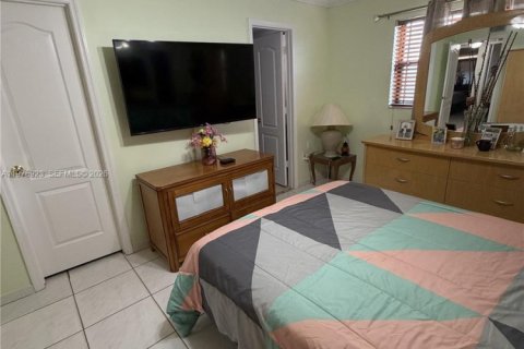 Condominio en venta en Hialeah, Florida, 3 dormitorios, 120.4 m2 № 2046007 - foto 25