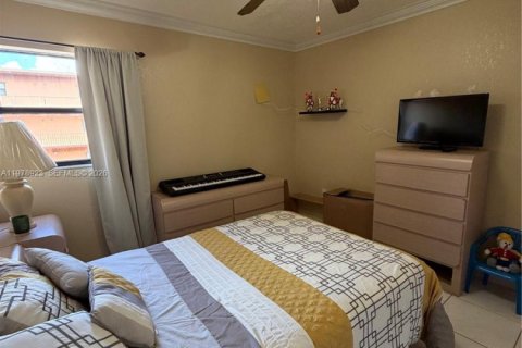 Condominio en venta en Hialeah, Florida, 3 dormitorios, 120.4 m2 № 2046007 - foto 17