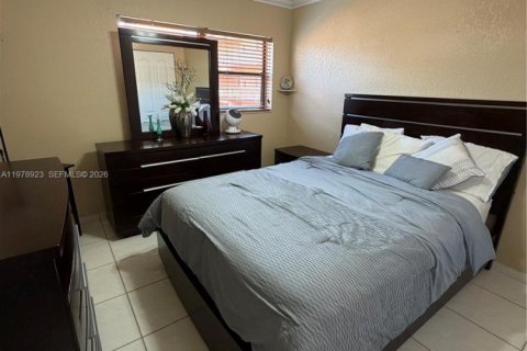 Condominio en venta en Hialeah, Florida, 3 dormitorios, 120.4 m2 № 2046007 - foto 12