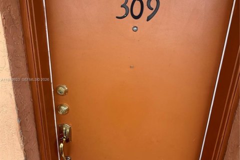 Кондоминиум с 3 спальнями в Хайалиа, Флорида № 2046007