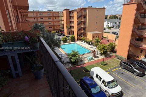 Condominio en venta en Hialeah, Florida, 3 dormitorios, 120.4 m2 № 2046007 - foto 4
