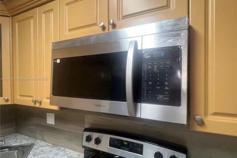 Townhouse in Sunrise, Florida 3 bedrooms, 118.54 sq.m. № 1929678 - photo 11