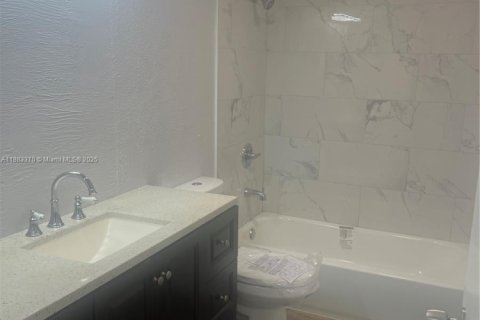 Townhouse in Sunrise, Florida 3 bedrooms, 118.54 sq.m. № 1929678 - photo 28