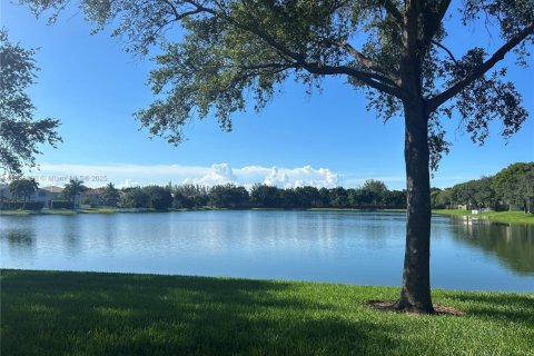 Townhouse in Miramar, Florida 3 bedrooms, 185.99 sq.m. № 1806109 - photo 27